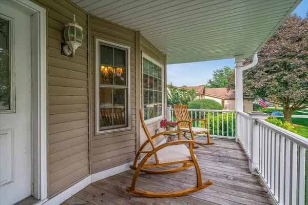 191 Meadows DR, Sugar Grove, IL 60554