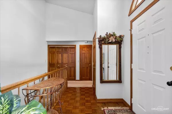 8 Hillcrest DR, Sugar Grove, IL 60554