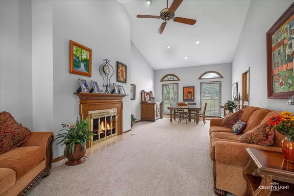 8 Hillcrest DR, Sugar Grove, IL 60554