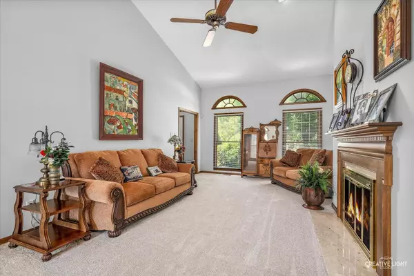 8 Hillcrest DR, Sugar Grove, IL 60554