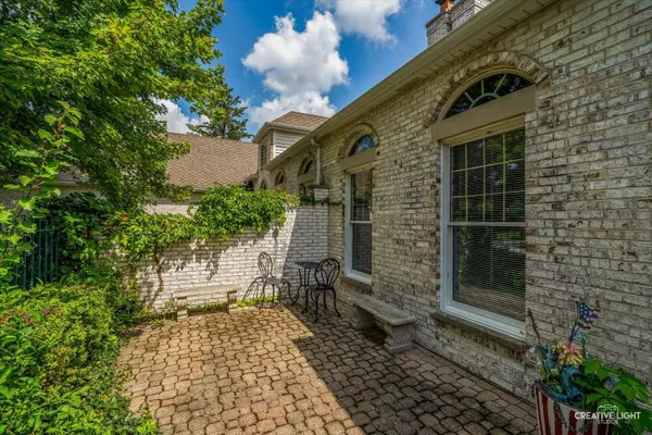 8 Hillcrest DR, Sugar Grove, IL 60554