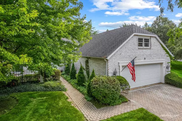 8 Hillcrest DR, Sugar Grove, IL 60554