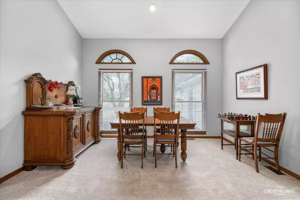 8 Hillcrest DR, Sugar Grove, IL 60554