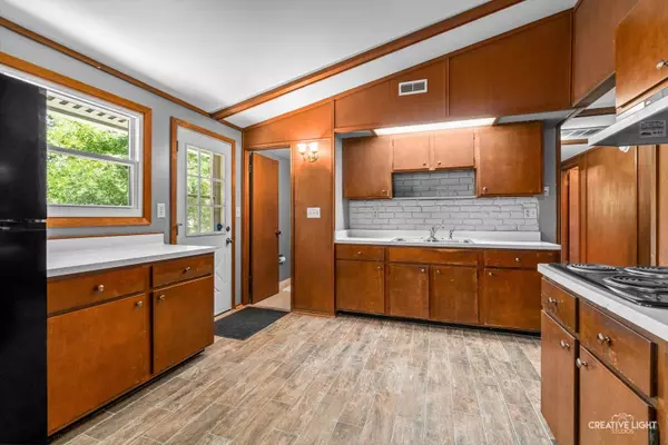 24 S Grant ST, North Aurora, IL 60542