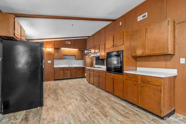 24 S Grant ST, North Aurora, IL 60542