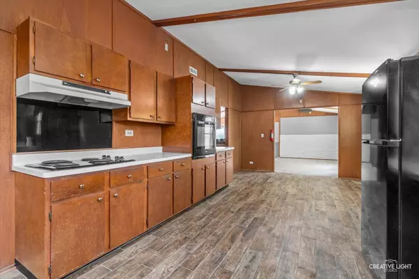 24 S Grant ST, North Aurora, IL 60542