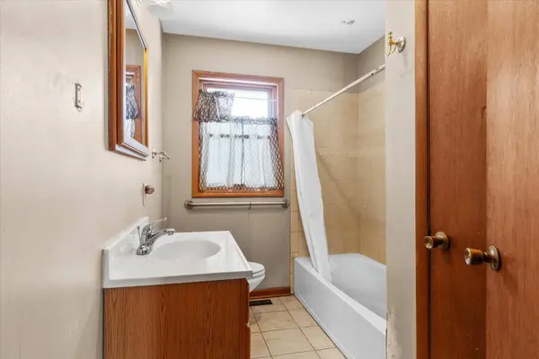 906 Lindenwood DR, Aurora, IL 60506