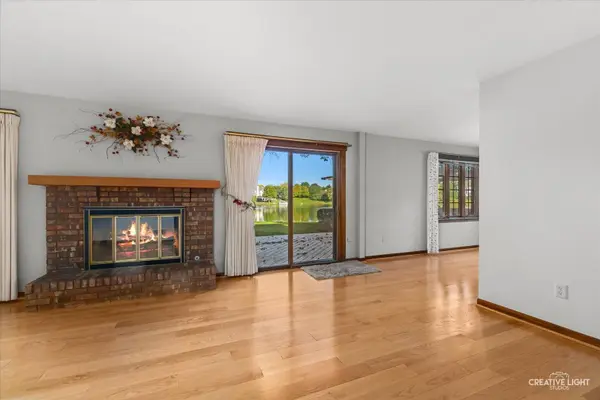 13 Windwood DR, Sugar Grove, IL 60554