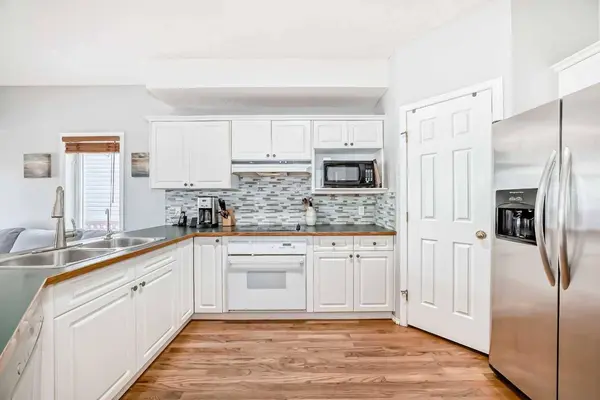 7044 Sierra Morena BLVD SW, Calgary, AB T3H 3N2