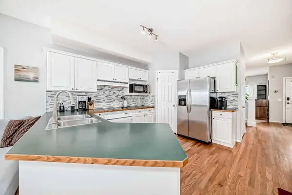 7044 Sierra Morena BLVD SW, Calgary, AB T3H 3N2