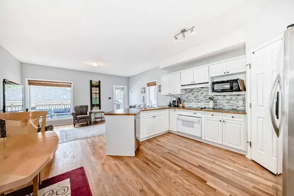 7044 Sierra Morena BLVD SW, Calgary, AB T3H 3N2