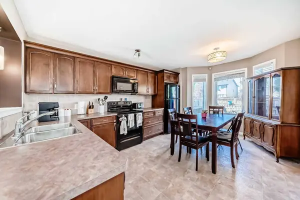 19 Elgin Meadows GDNS SE, Calgary, AB T2Z 0M1