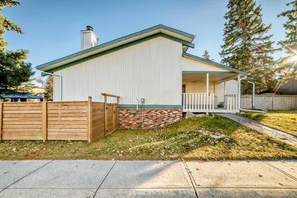 303 Coach Side RD SW, Calgary, AB T3H 1C7