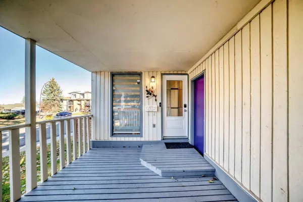303 Coach Side RD SW, Calgary, AB T3H 1C7