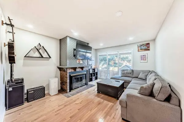 303 Coach Side RD SW, Calgary, AB T3H 1C7