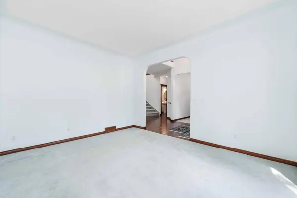 1600 Evergreen HL SW, Calgary, AB T2Y 3A9