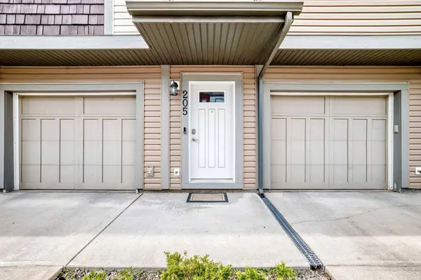 205 Copperpond ROW SE, Calgary, AB T2Z 1H3
