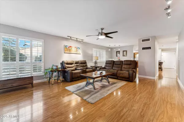 619 E VISTA Avenue, Phoenix, AZ 85020