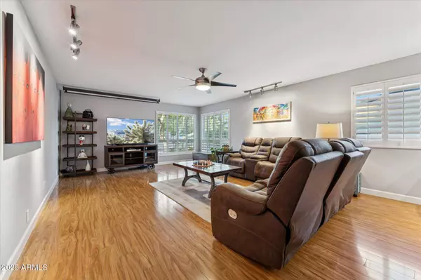 619 E VISTA Avenue, Phoenix, AZ 85020