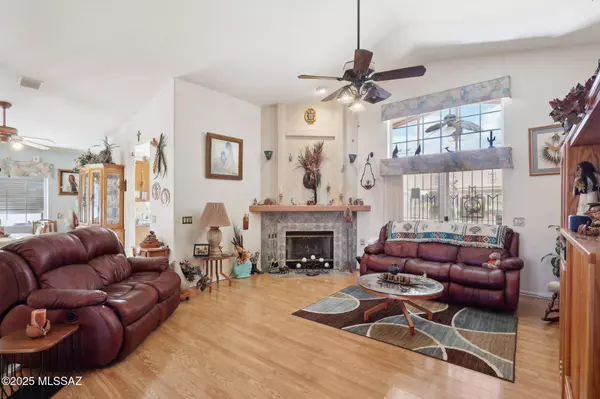 1011 W Rio Magdalena, Green Valley, AZ 85614