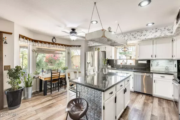 8958 W STELLA Avenue, Glendale, AZ 85305