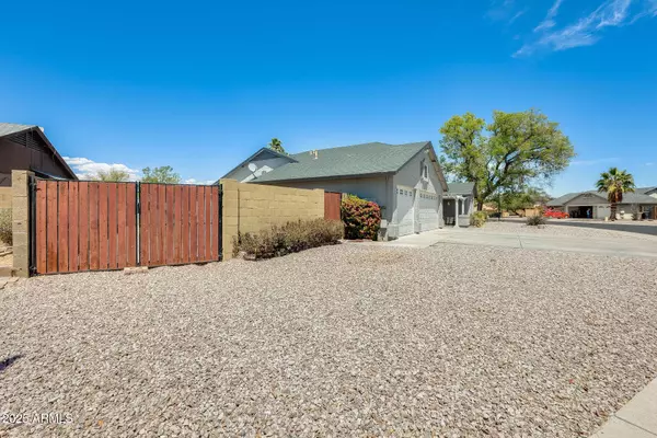 8942 W PECK Drive, Glendale, AZ 85305