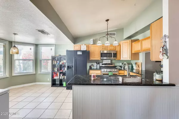 8942 W PECK Drive, Glendale, AZ 85305