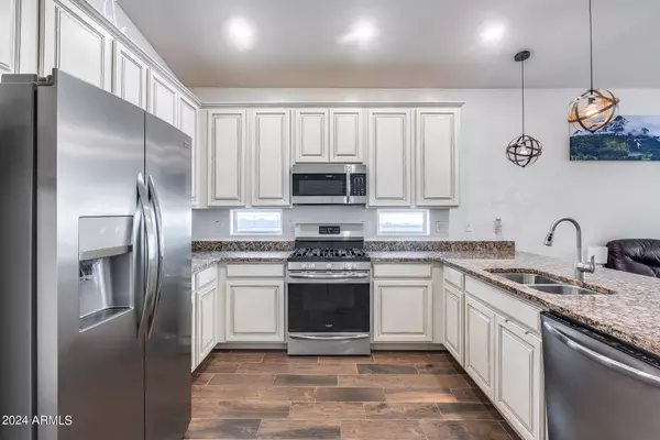 4218 W PALACE STATION Road, New River, AZ 85087