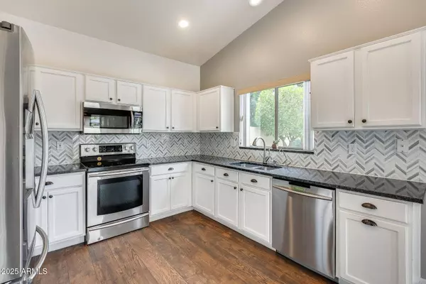 4041 W HACKAMORE Drive, Phoenix, AZ 85083