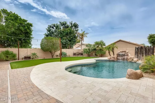 4041 W HACKAMORE Drive, Phoenix, AZ 85083