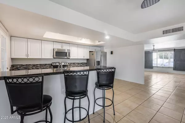 3251 W MERCER Lane, Phoenix, AZ 85029