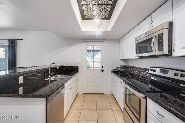 3251 W MERCER Lane, Phoenix, AZ 85029