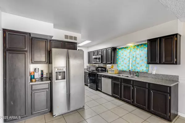 3844 W CALAVAR Road, Phoenix, AZ 85053