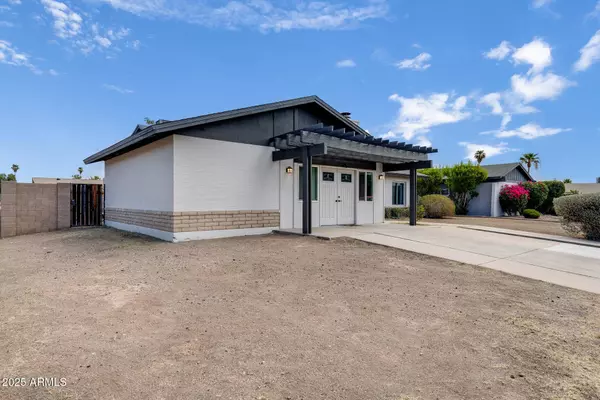 3844 W CALAVAR Road, Phoenix, AZ 85053