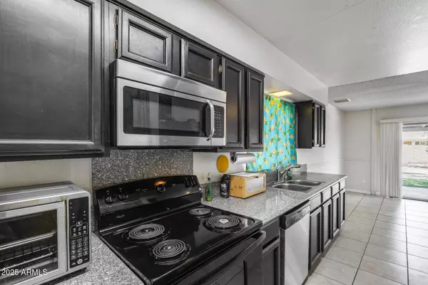 3844 W CALAVAR Road, Phoenix, AZ 85053