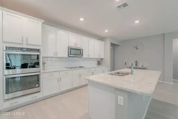 10245 S Wheel Spoke Lane, Vail, AZ 85641