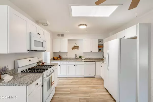 11042 W CANTERBURY Drive, Sun City, AZ 85351