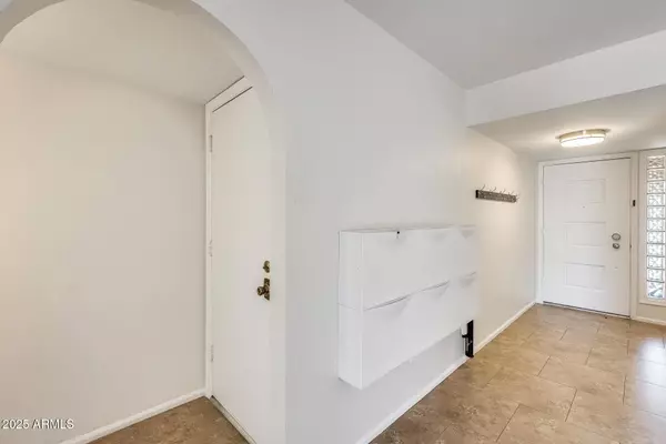 808 W KILAREA Avenue, Mesa, AZ 85210