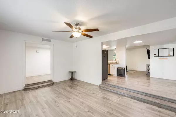 5352 W PORT AU PRINCE Lane, Glendale, AZ 85306