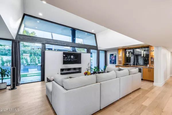 707 W SURREY Avenue, Phoenix, AZ 85029