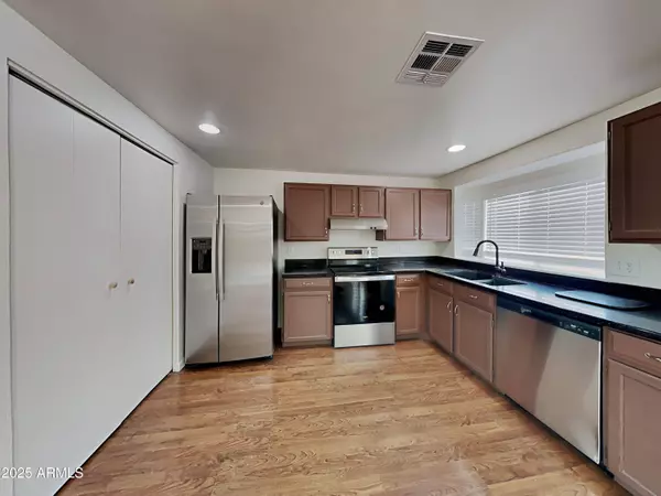 6214 W ZOE ELLA Way, Glendale, AZ 85306