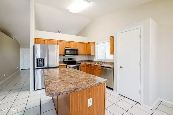 1021 W MESQUITE Avenue, Apache Junction, AZ 85120