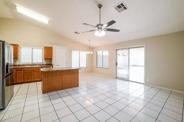 1021 W MESQUITE Avenue, Apache Junction, AZ 85120