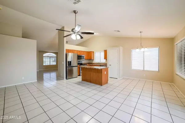 1021 W MESQUITE Avenue, Apache Junction, AZ 85120