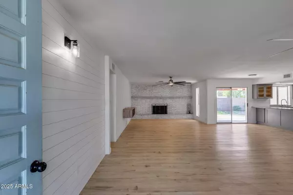 2433 E ENROSE Street, Mesa, AZ 85213