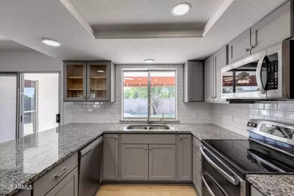 2433 E ENROSE Street, Mesa, AZ 85213