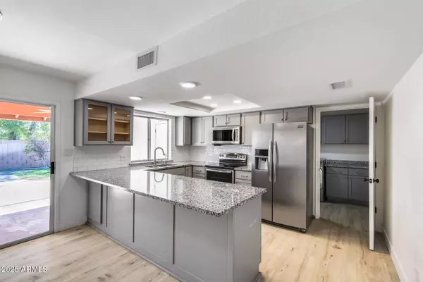 2433 E ENROSE Street, Mesa, AZ 85213