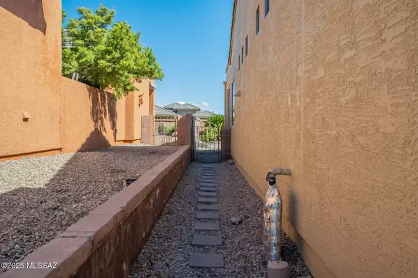 5529 S Guthrie Peak Drive, Green Valley, AZ 85622