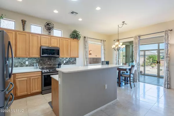 5529 S Guthrie Peak Drive, Green Valley, AZ 85622