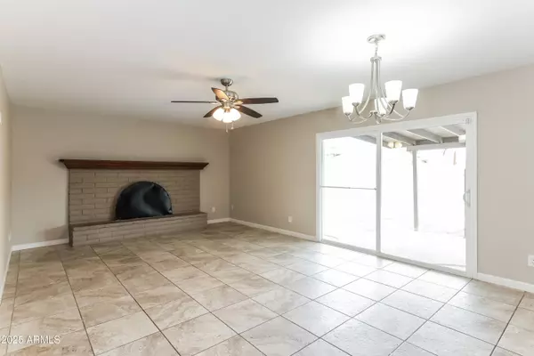 4420 W MERCER Lane, Glendale, AZ 85304